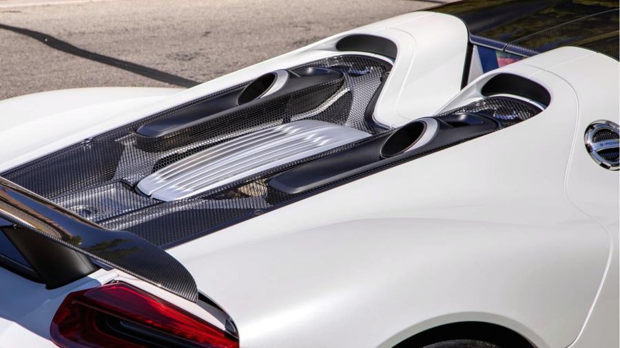 Моторный отсек Porsche 918 Spyder Weissach Package (472) 2015 года  (фото 13 из 20)